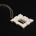 girocollo con pendente cornice barocca bianca con charm lametta