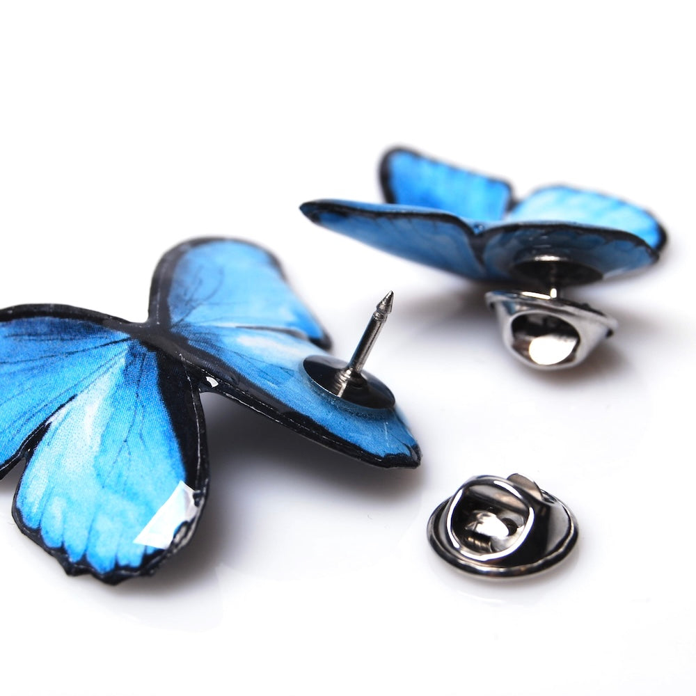 due spille farfalla blu, dettaglio della spilla sul retro