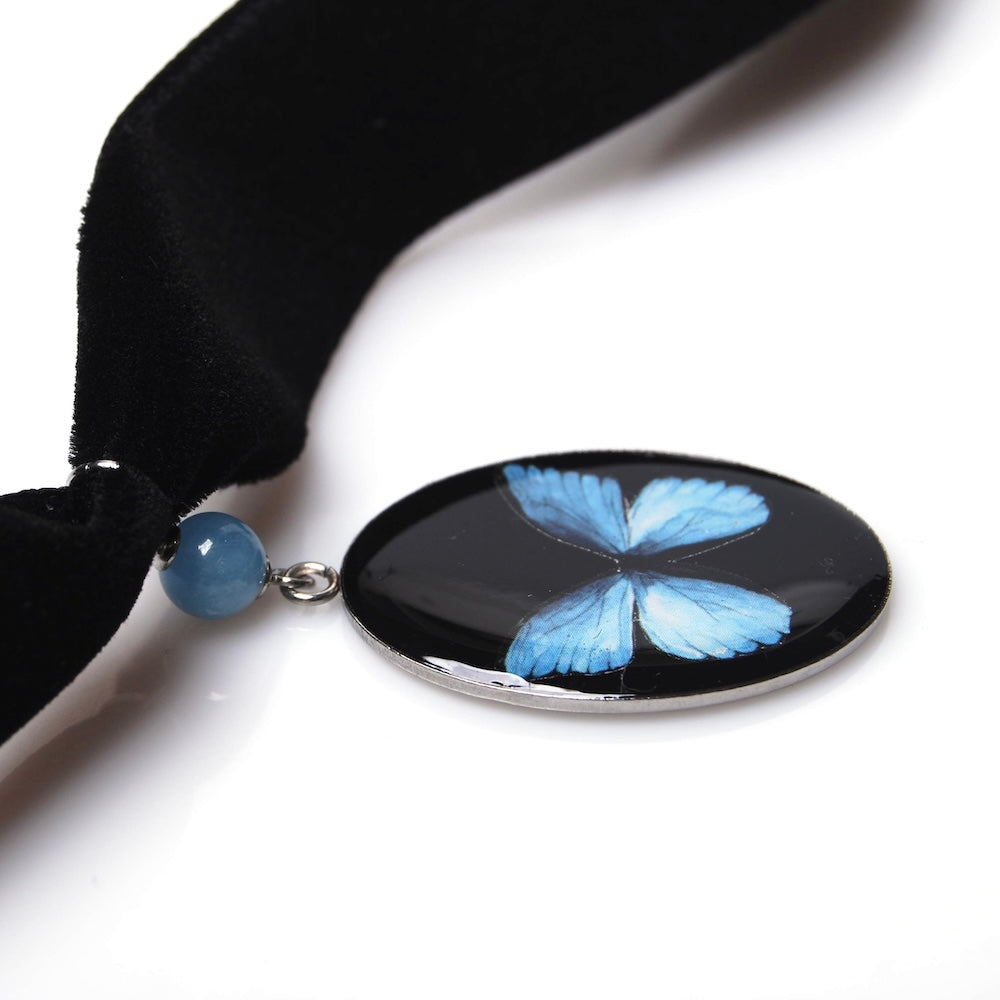 pendente ovale con farfalla blu appeso a choker in velluto nero con perlina di acquamarina, dettaglio laterale