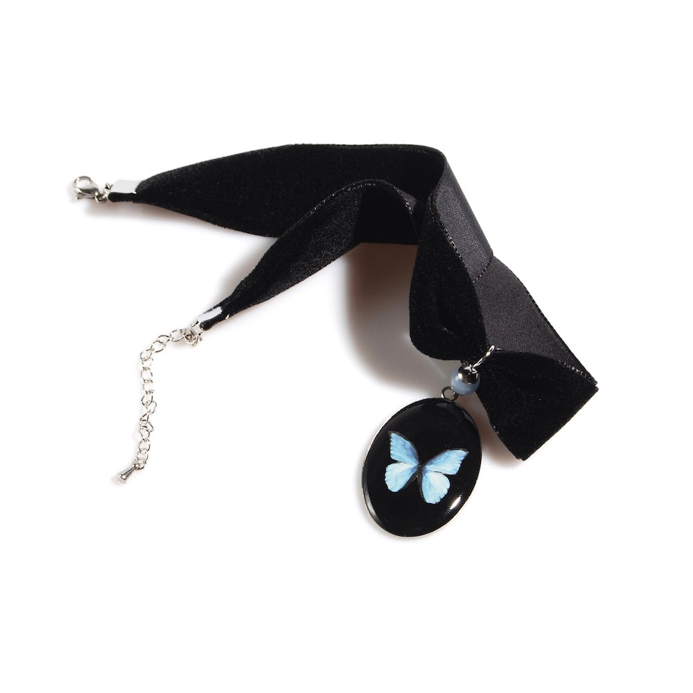 choker in velluto nero con pendente ovale e farfalla blu