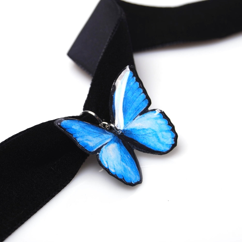 choker in velluto nero con pendente farfalla blu, dettaglio farfalla
