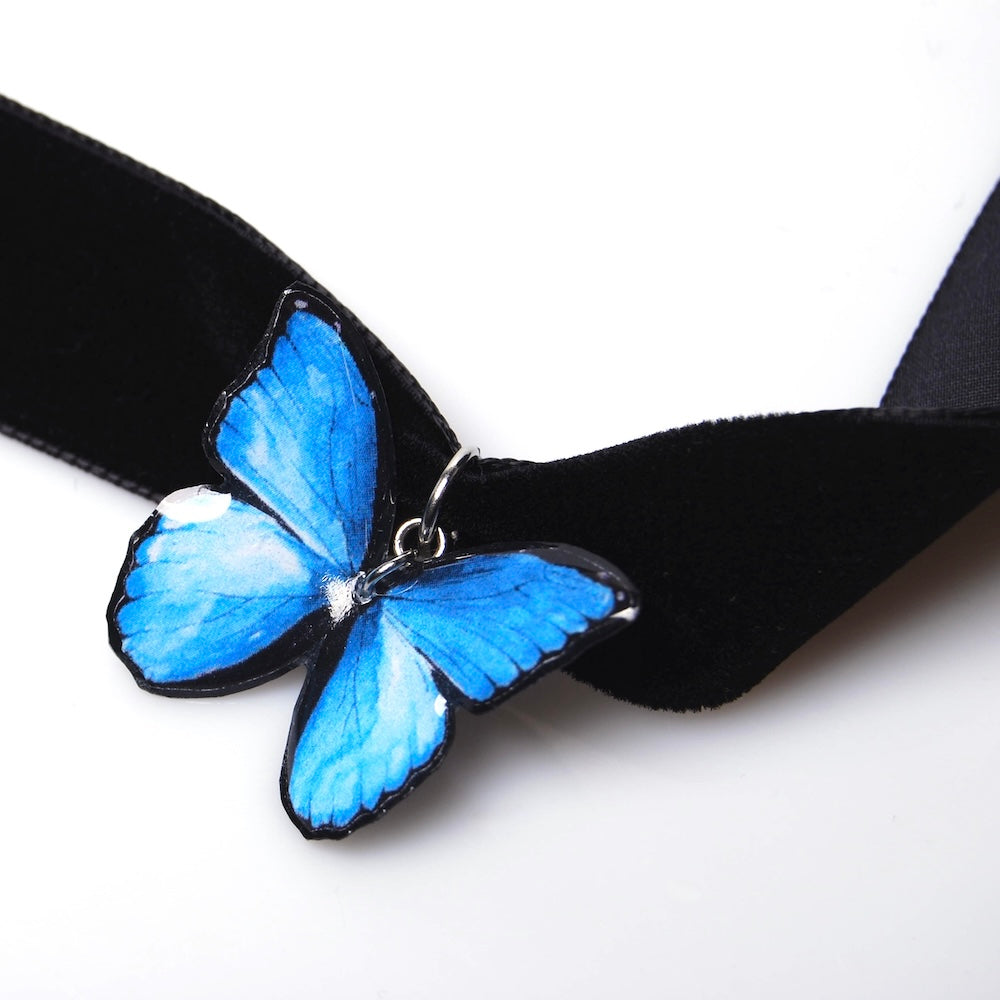 choker in velluto nero con pendente farfalla blu