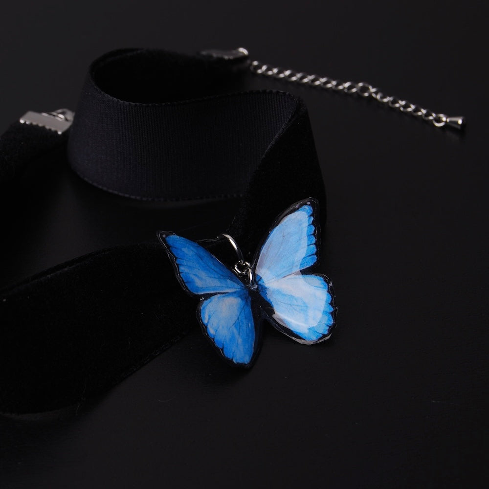 choker in velluto nero con pendente farfalla blu, vista frontale