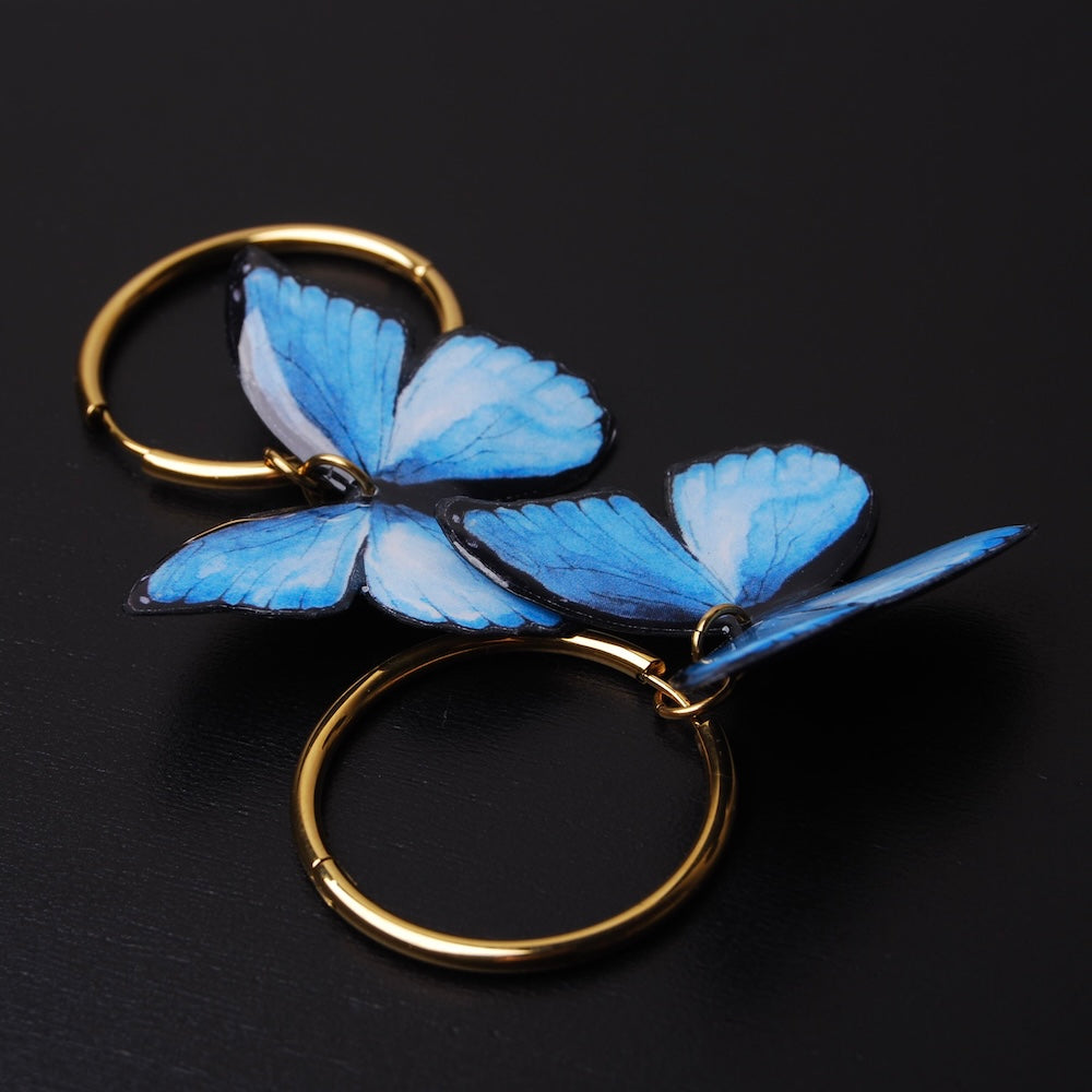 orecchini a cerchio con farfalle blu