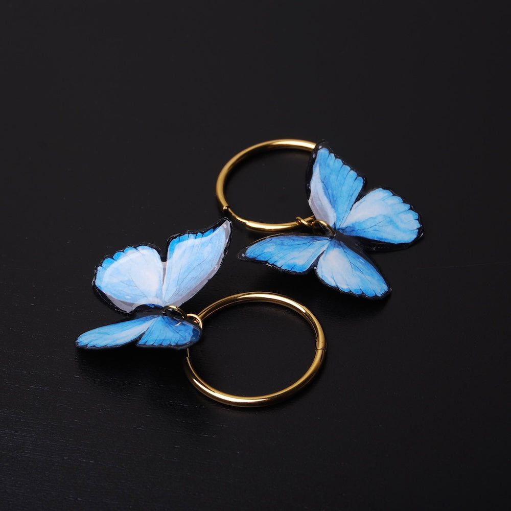orecchini a cerchio con farfalle blu