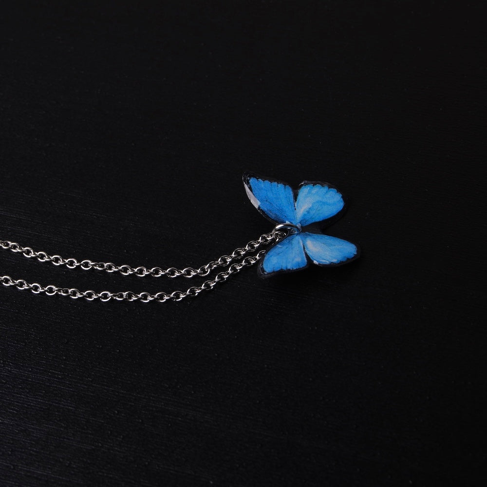 collana farfalla blu con catena in acciaio, vista 3/4