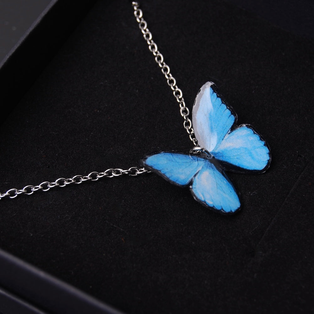 collana con farfalla blu, dettaglio pendente