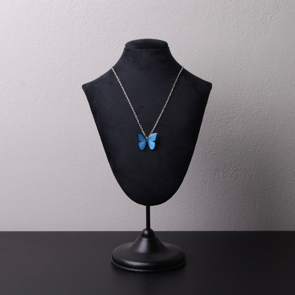 collana con farfalla blu su espositore per collane