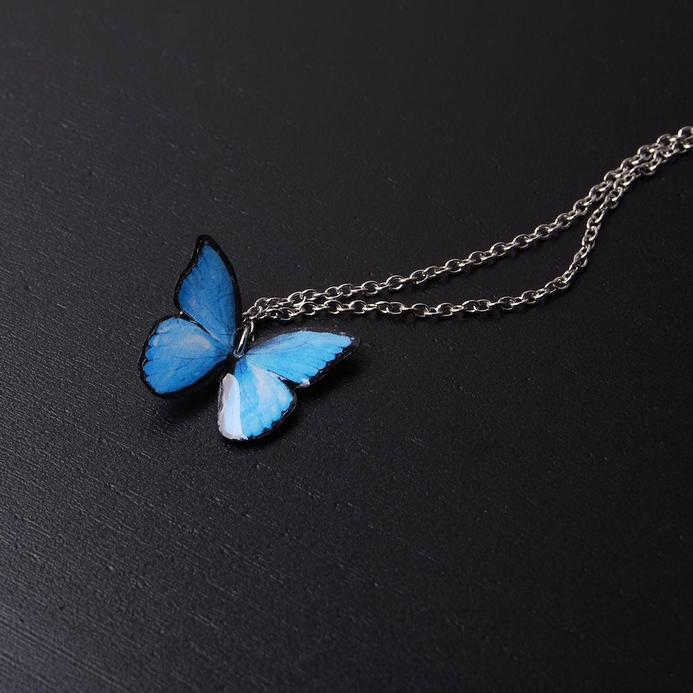 collana con farfalla blu