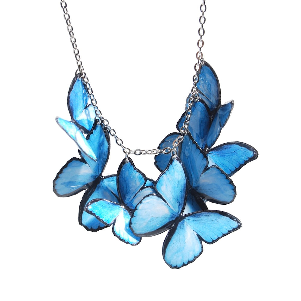 collana con sciame di farfalle blu sospesa