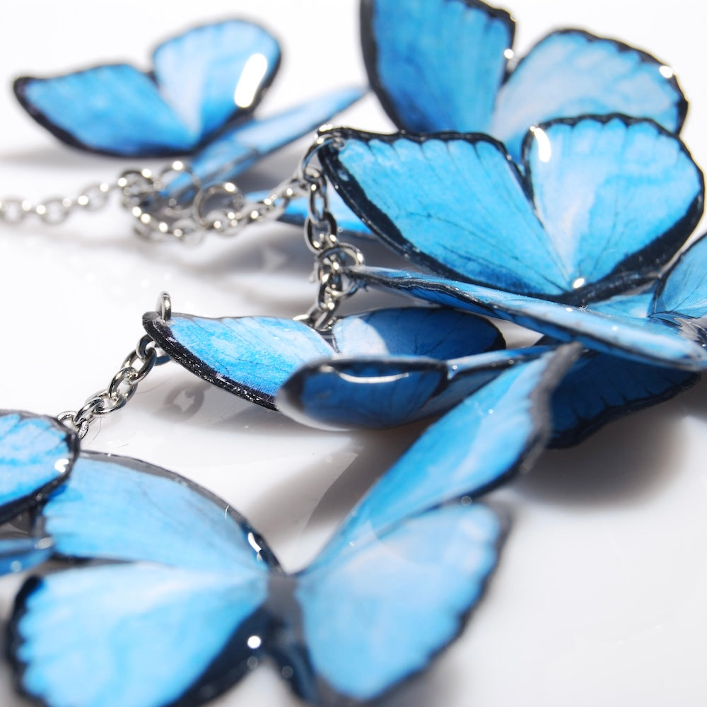 collana con sciame di farfalle blu, particolare delle ali