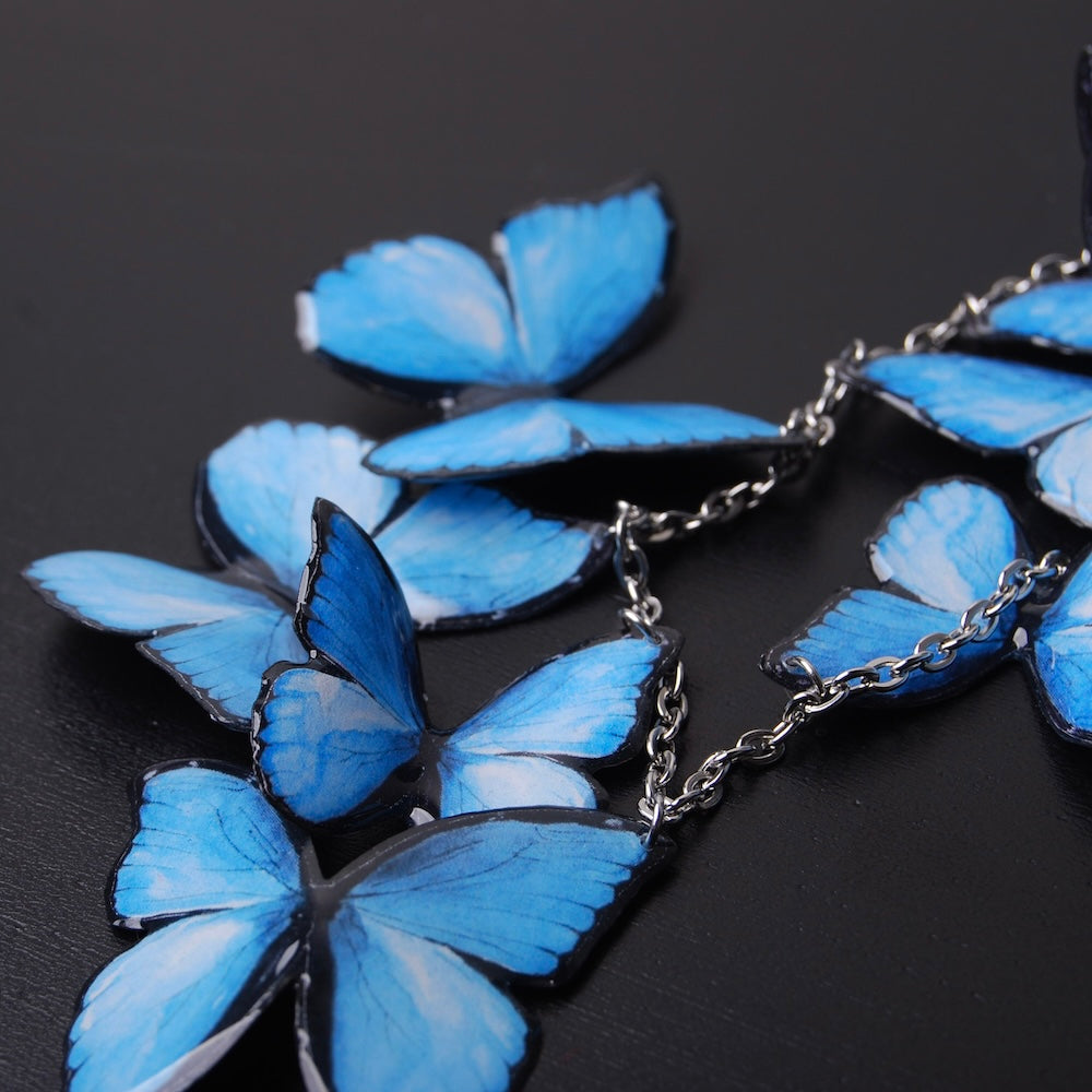 collana con sciame di farfalle blu, particolare delle farfalle