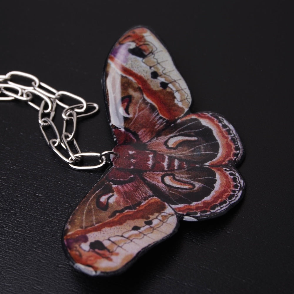 collana con pendente falena, dettaglio del pattern dell'ala