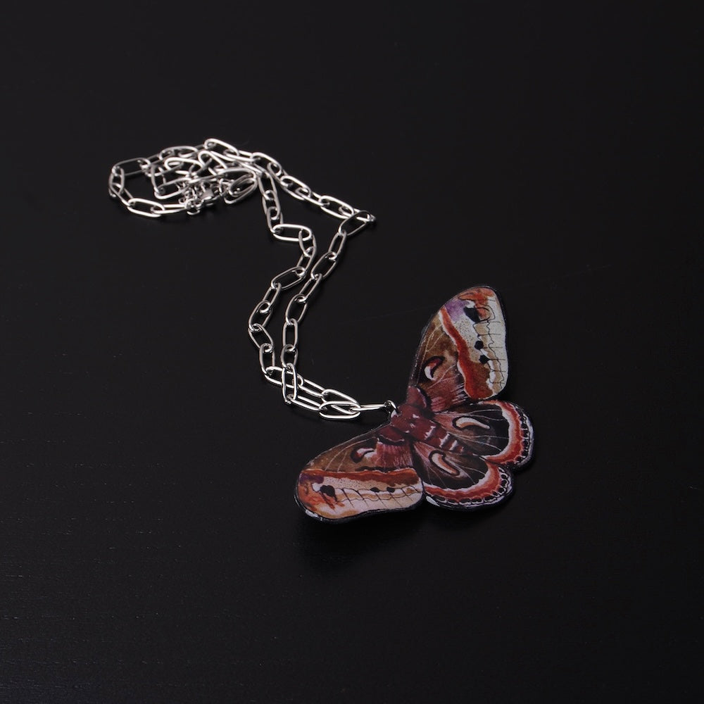 collana con pendente falena