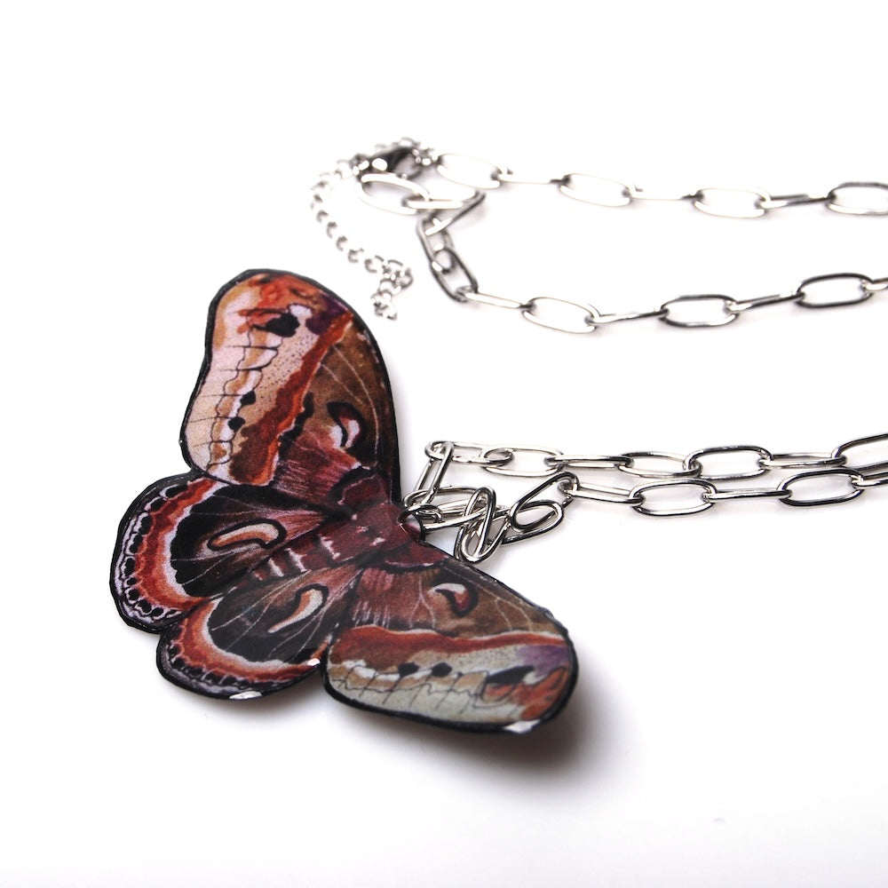 collana con pendente falena, vista dall'alto