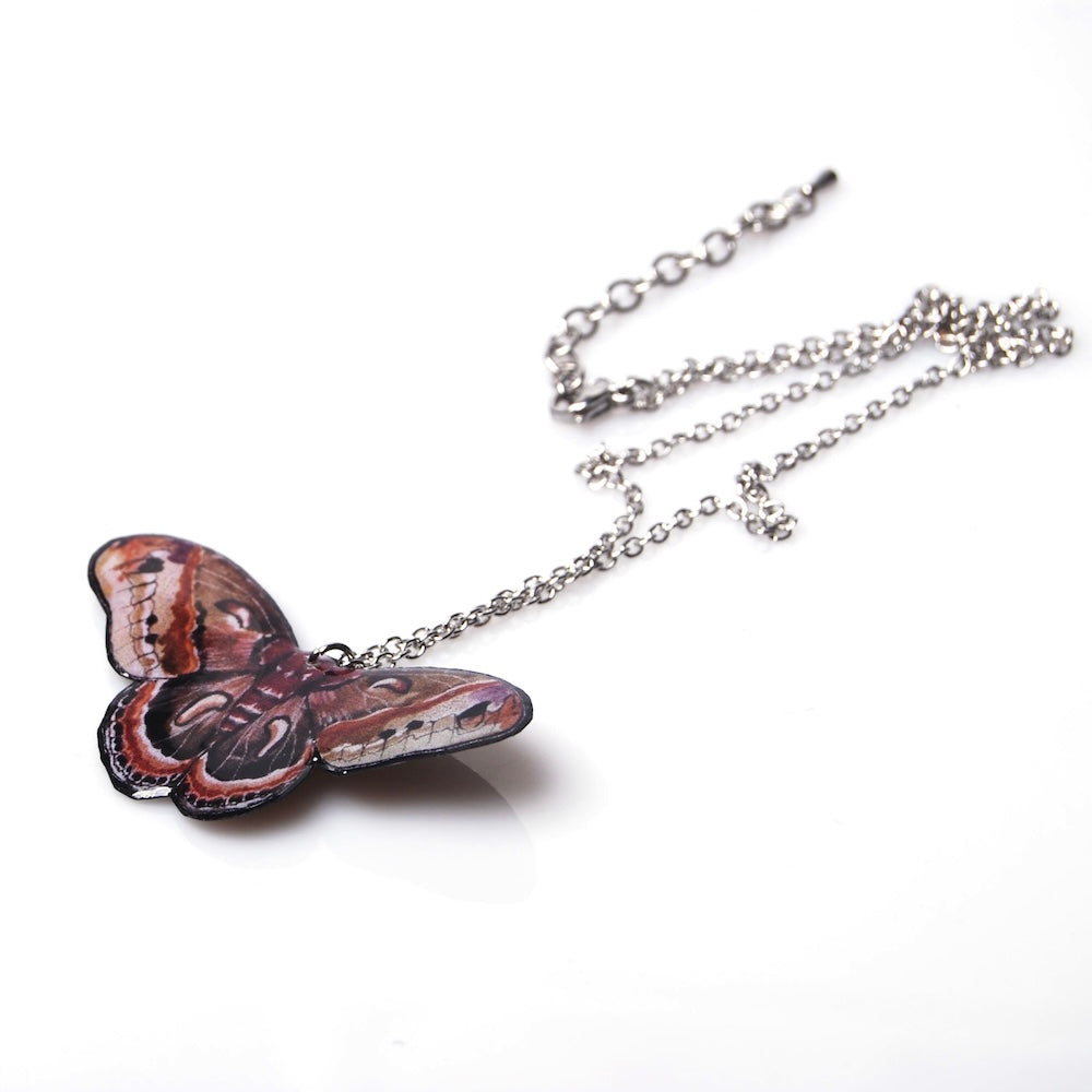 collana con pendente falena cecropia, vista 3/4