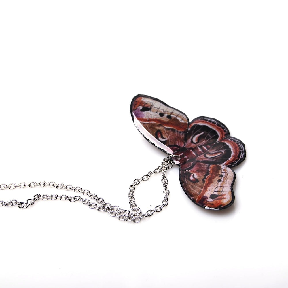 collana con pendente falena cecropia vista dall'alto