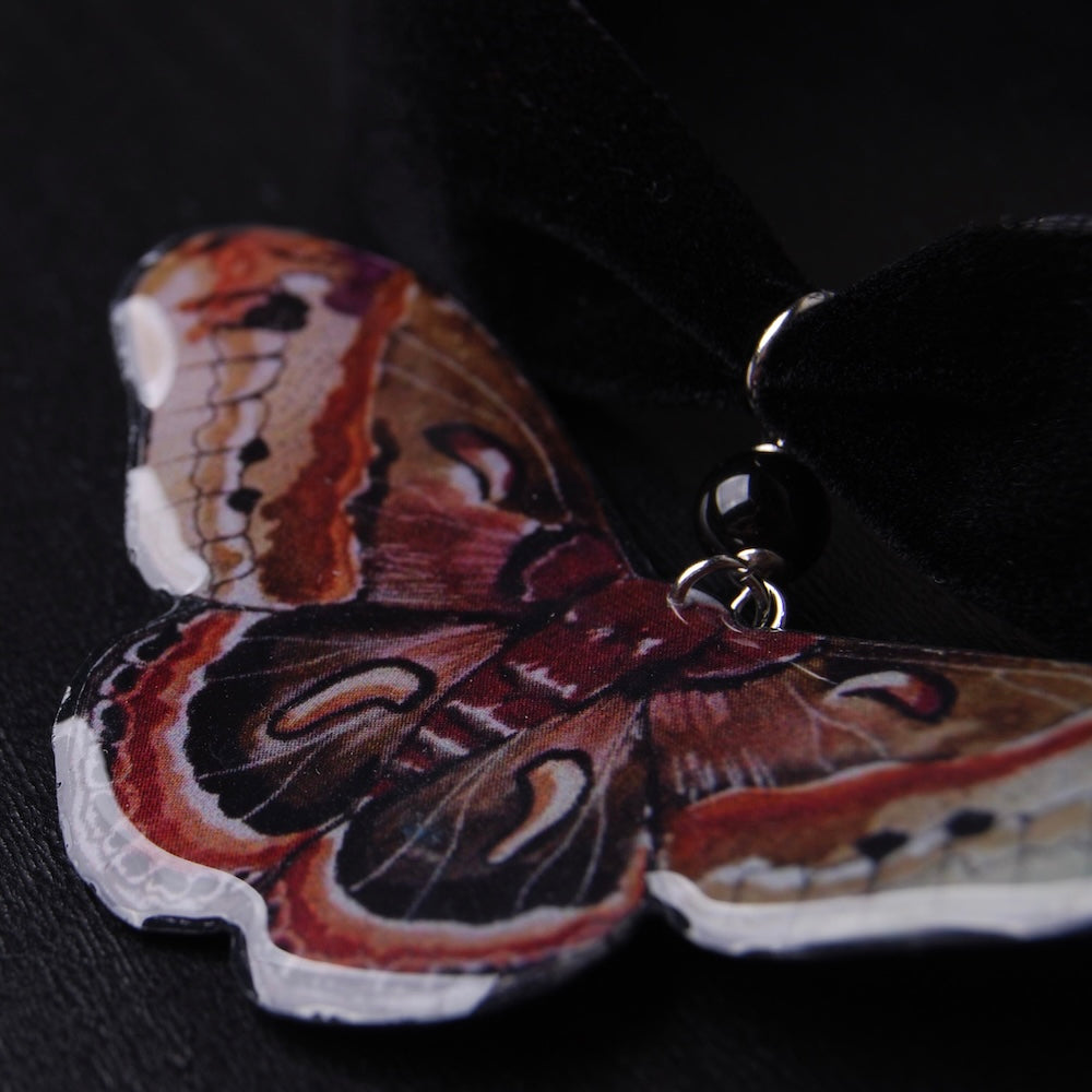 choker in velluto nero con pendente falena, dettaglio delle ali