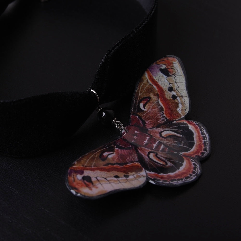 choker in velluto nero con pendente falena, vista 3/4