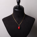 collana catena a maglia rettangolare con pendente cuore anatomico rosso su busto espositore in velluto nero