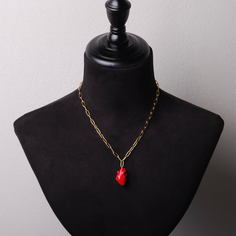 collana catena a maglia rettangolare con pendente cuore anatomico rosso su busto espositore in velluto nero
