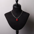 collana catena spessa con pendente cuore anatomico rosso su busto espositore in velluto nero