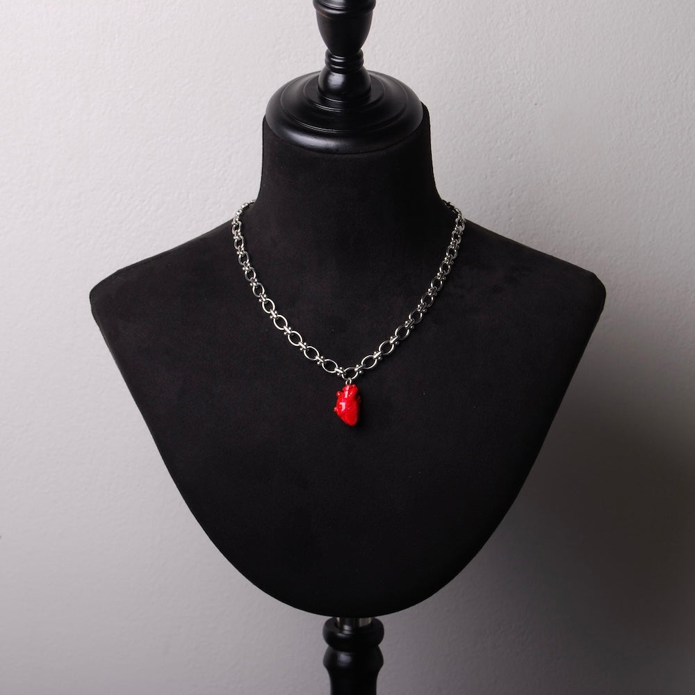 collana catena spessa con pendente cuore anatomico rosso su busto espositore in velluto nero