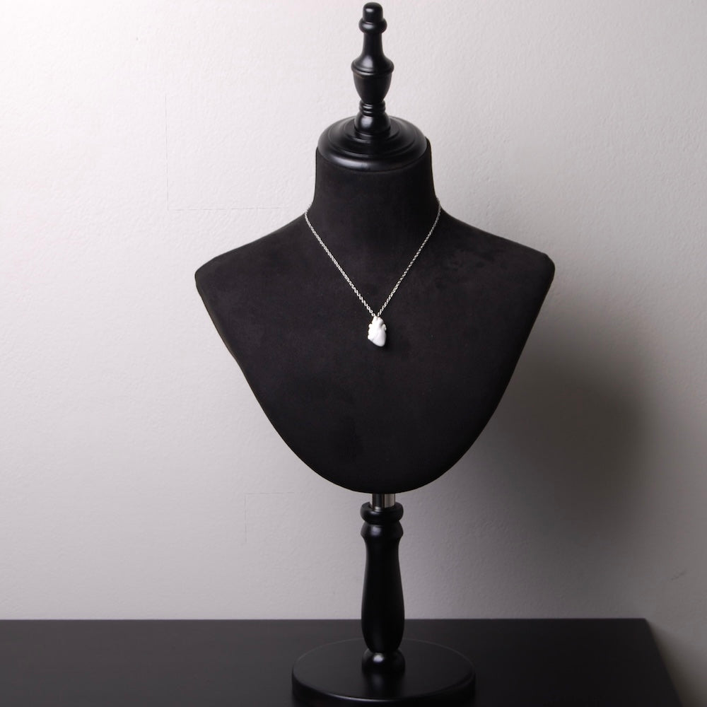 collana catena sottile e pendente cuore anatomico bianco su busto espositore in velluto nero