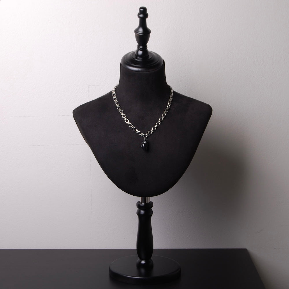 collana con pendente cuore anatomico nero su busto espositore in velluto nero