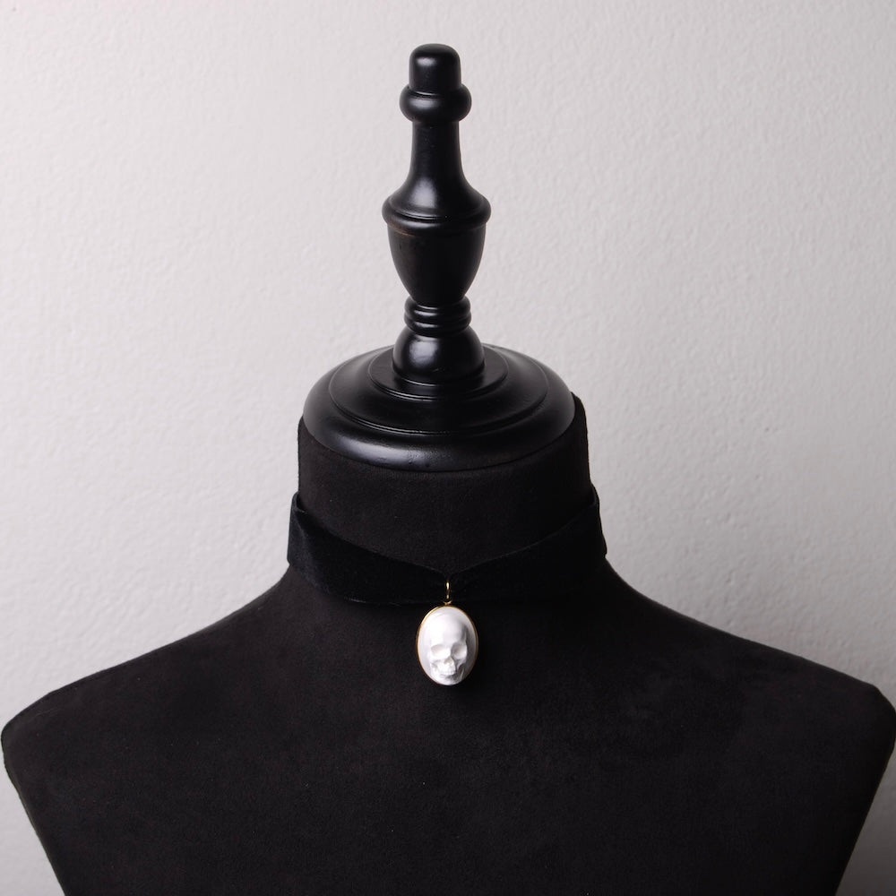choker in velluto nero con pendente ovale teschio cammeo su busto espositore in velluto nero