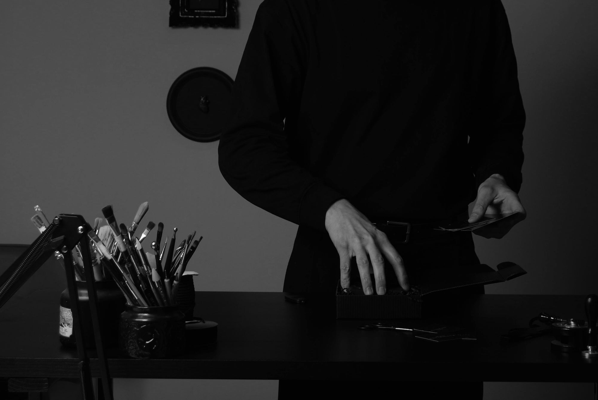 mani che preparano un pacco spedizione