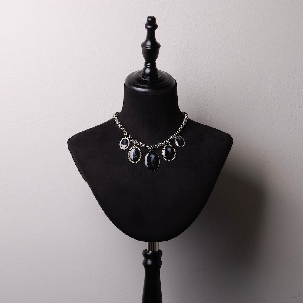 collana con 5 pendenti con meduse marine inglobate sotto resina su busto espositore in velluto nero