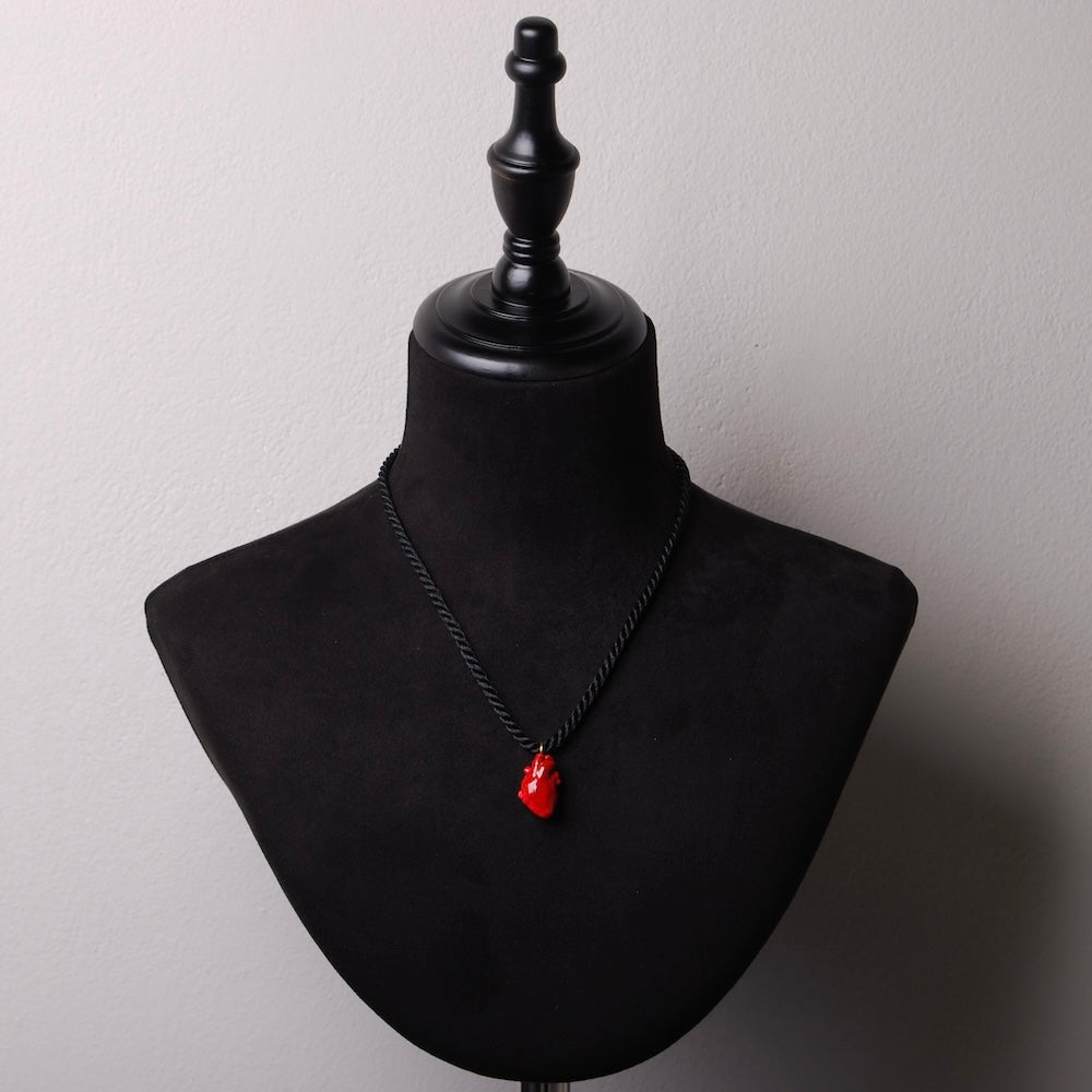 collana con cordino nero con pendente cuore anatomico rosso su busto espositore in velluto nero