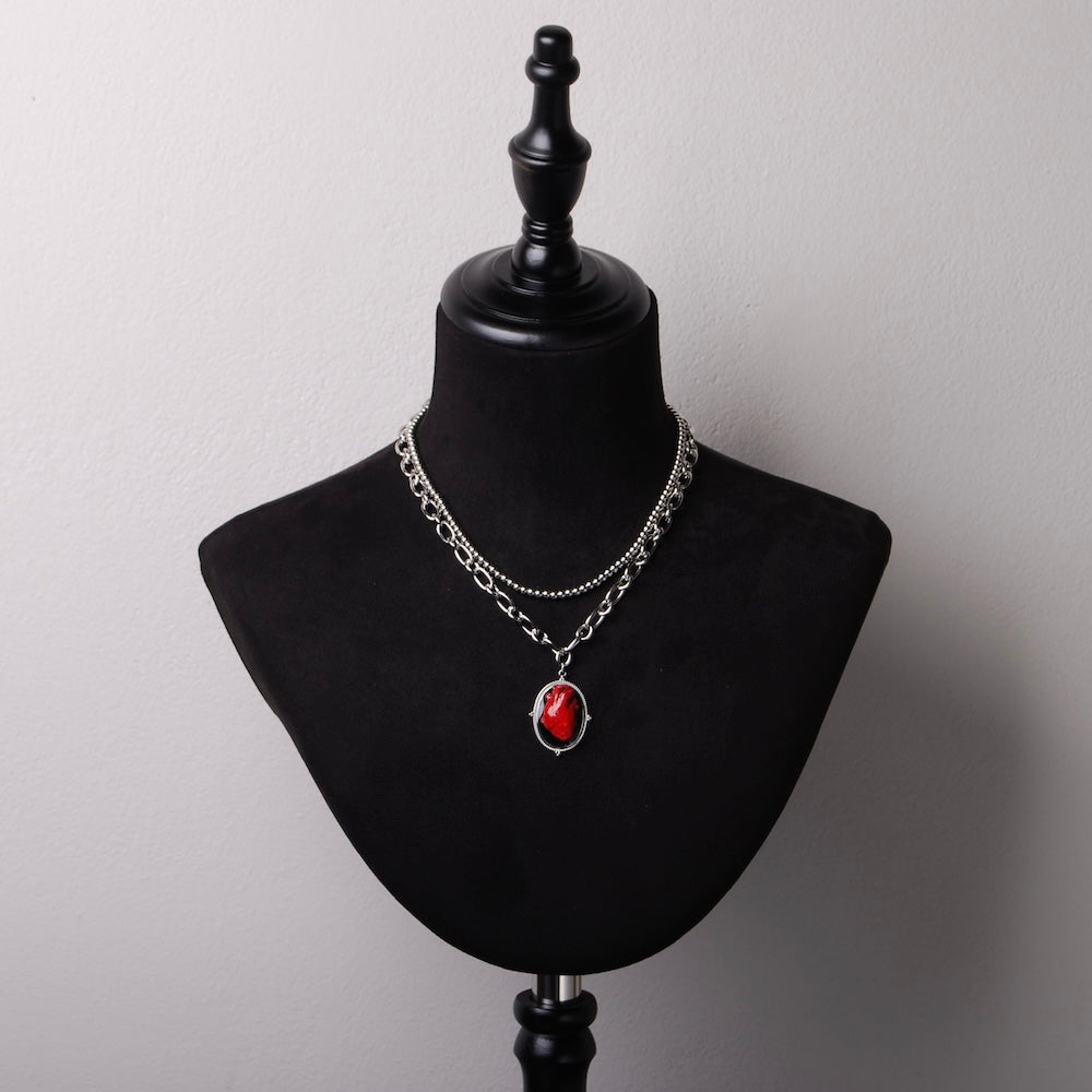 collana catena doppia con pendente cammeo cuore anatomico su busto espositore in velluto nero