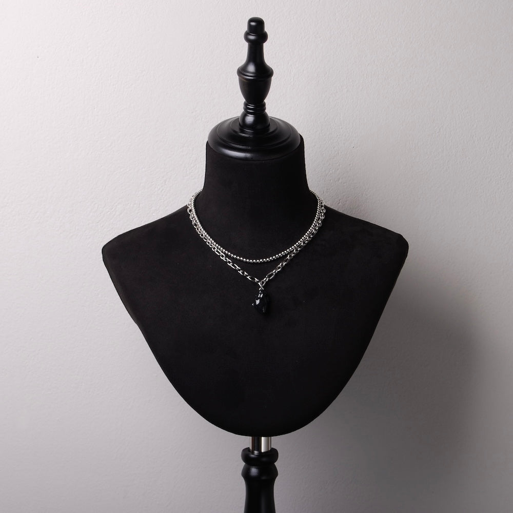 collana catena doppia con pendente cuore anatomico nero su busto espositore in velluto nero