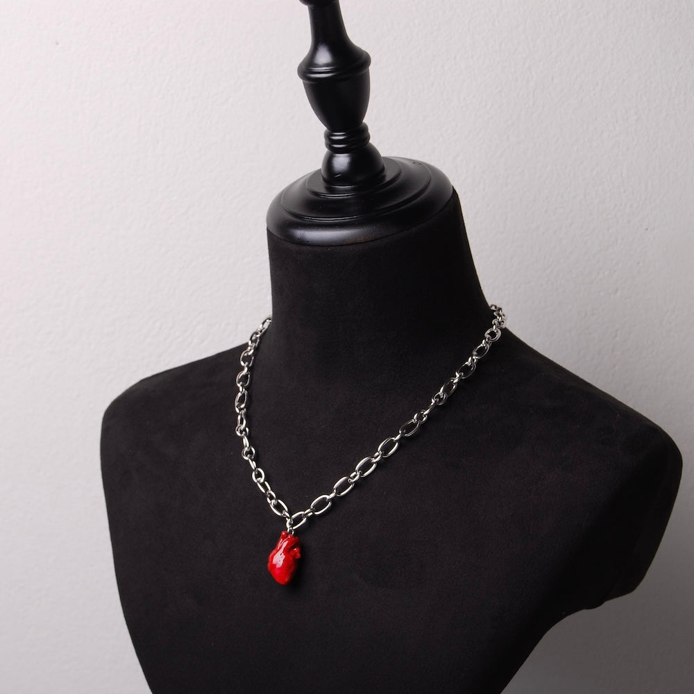 collana catena spessa con pendente cuore anatomico rosso su busto espositore in velluto nero