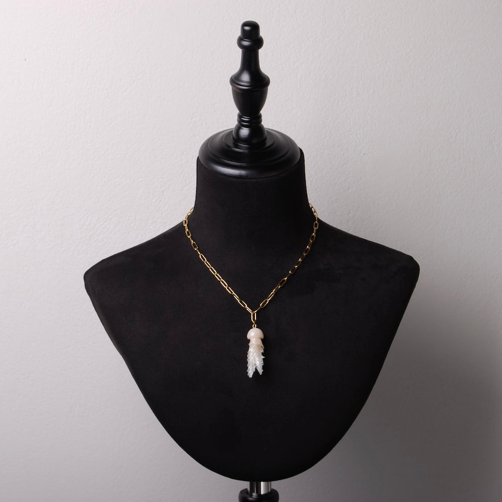 collana a maglia rettangolare con pendente medusa marina in argilla polimerica su busto espositore in velluto nero