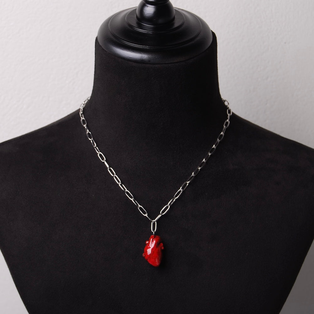 collana catena maglia rettangolare con pendente cuore anatomico rosso, su busto espositore in velluto nero