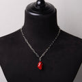 collana catena maglia rettangolare con pendente cuore anatomico rosso, su busto espositore in velluto nero