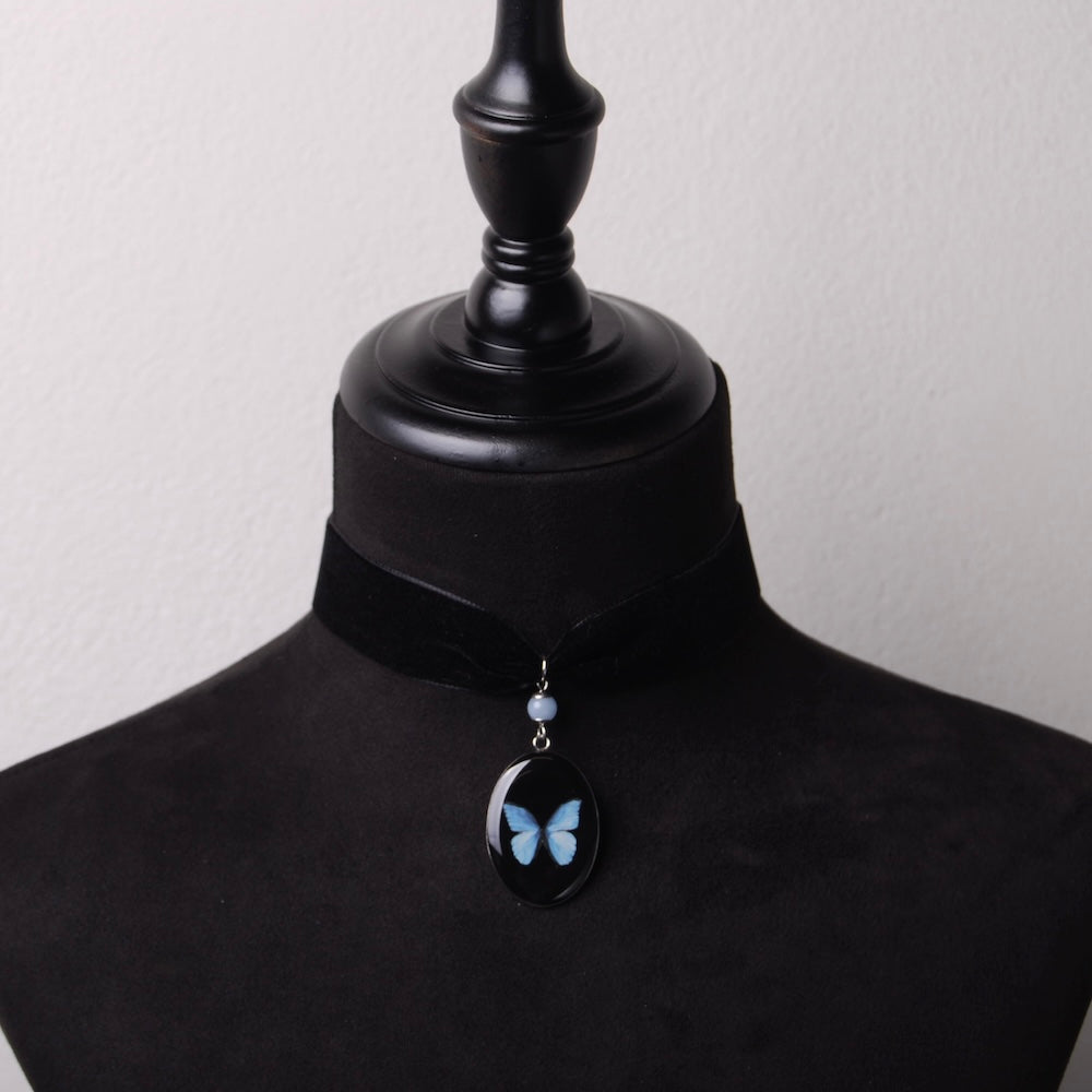 choker in velluto nero con pendente cammeo farfalla blu e sfera di avngelite su busto espositore in velluto nero