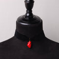 choker in velluto nero con pendente cuore anatomico rosso su busto espositore in velluto nero