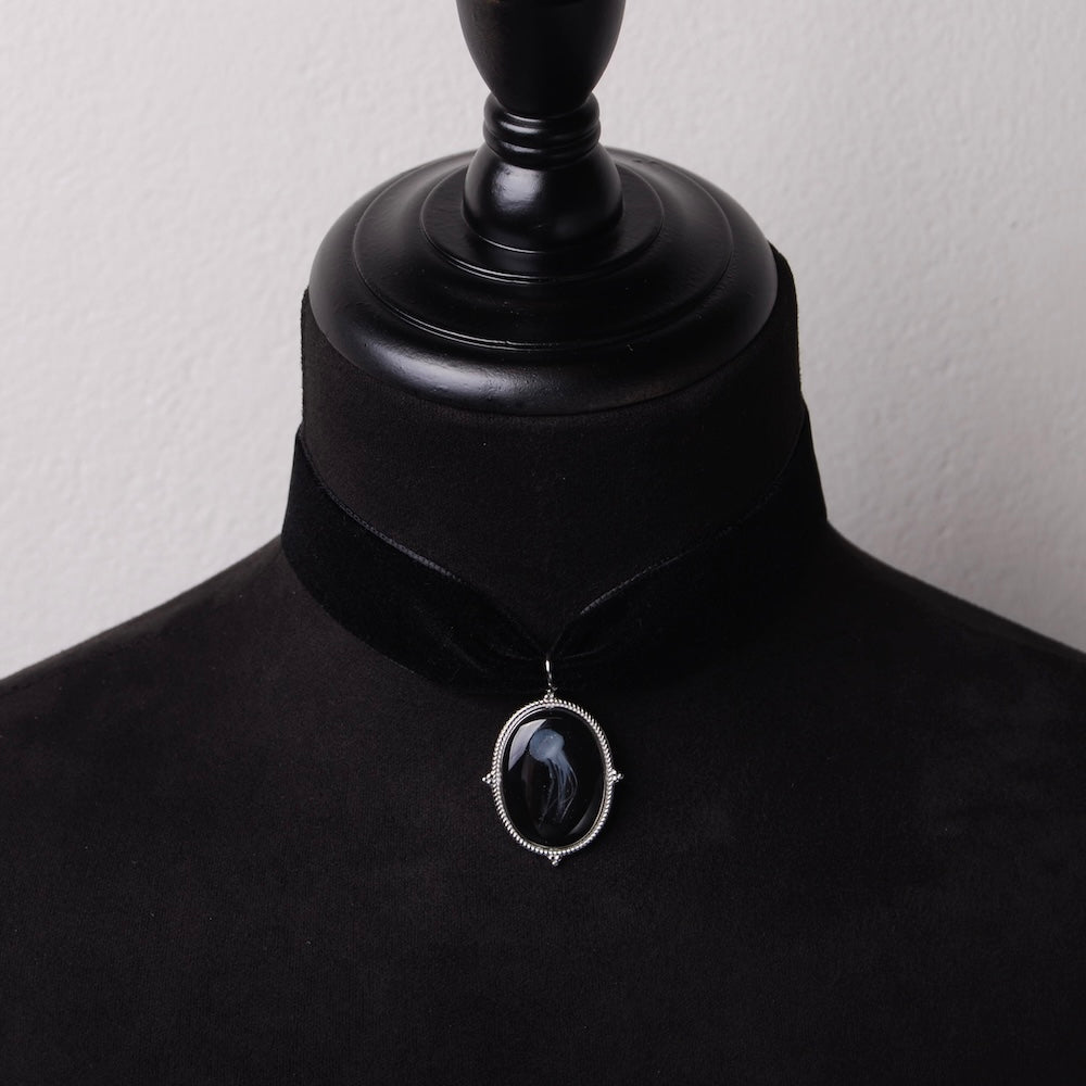 choker in velluto nero con pendente ovale con medusa marina inglobata sotto resina su busto espositore in velluto nero