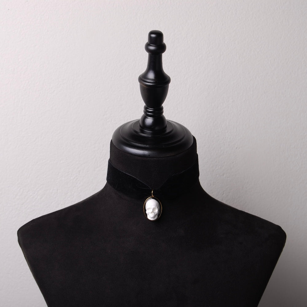 choker in velluto nero con pendente ovale teschio cammeo su busto espositore in velluto nero