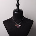 collana catena sottile con pendente falena cecropia in resina su busto espositore in velluto nero