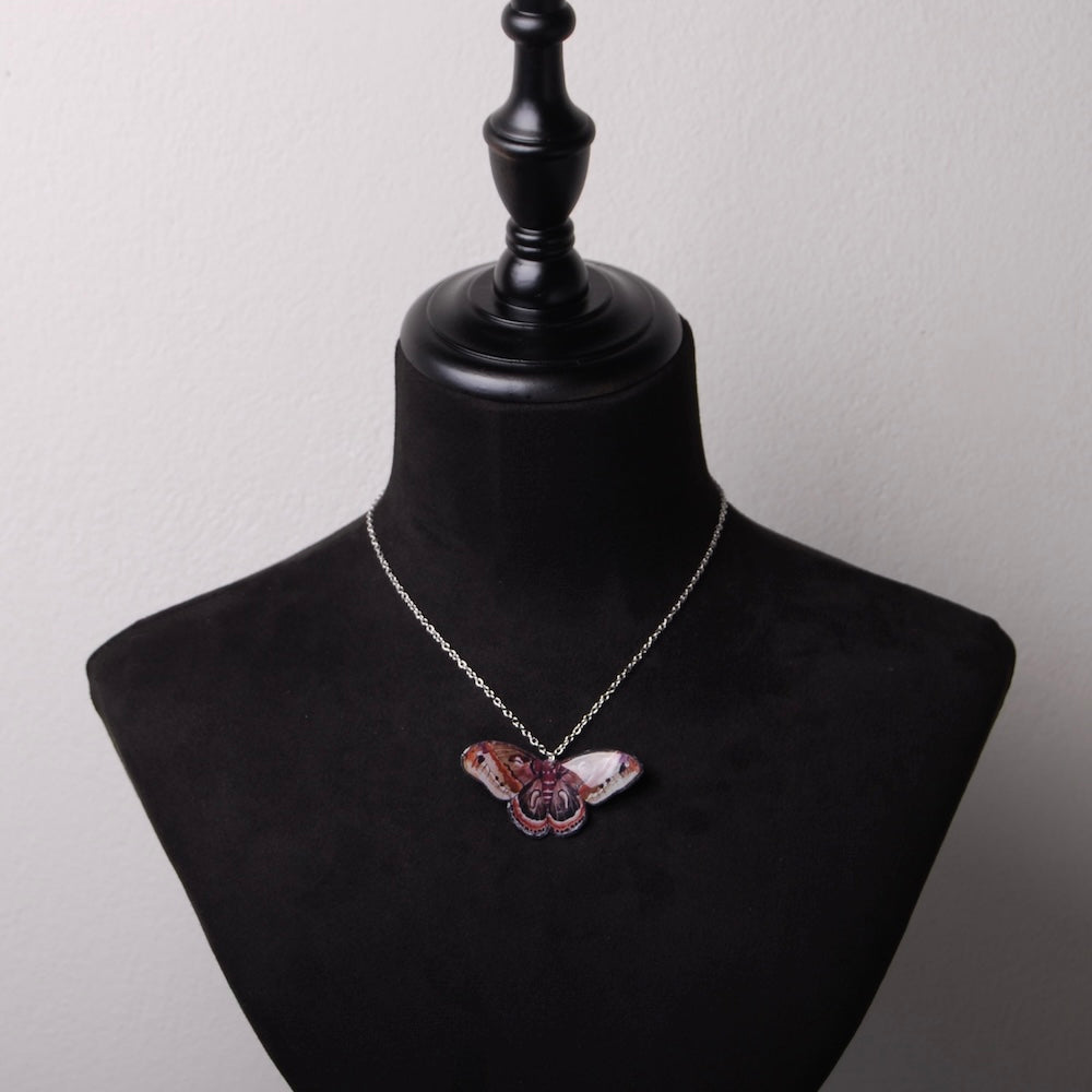 collana catena sottile con pendente falena cecropia in resina su busto espositore in velluto nero