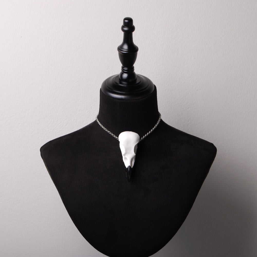 girocollo con pendente teschio di corvo grande, su busto espositore in velluto nero