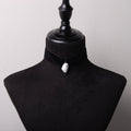 choker in velluto nero con pendente cuore anatomico nero su busto espositore in velluto nero