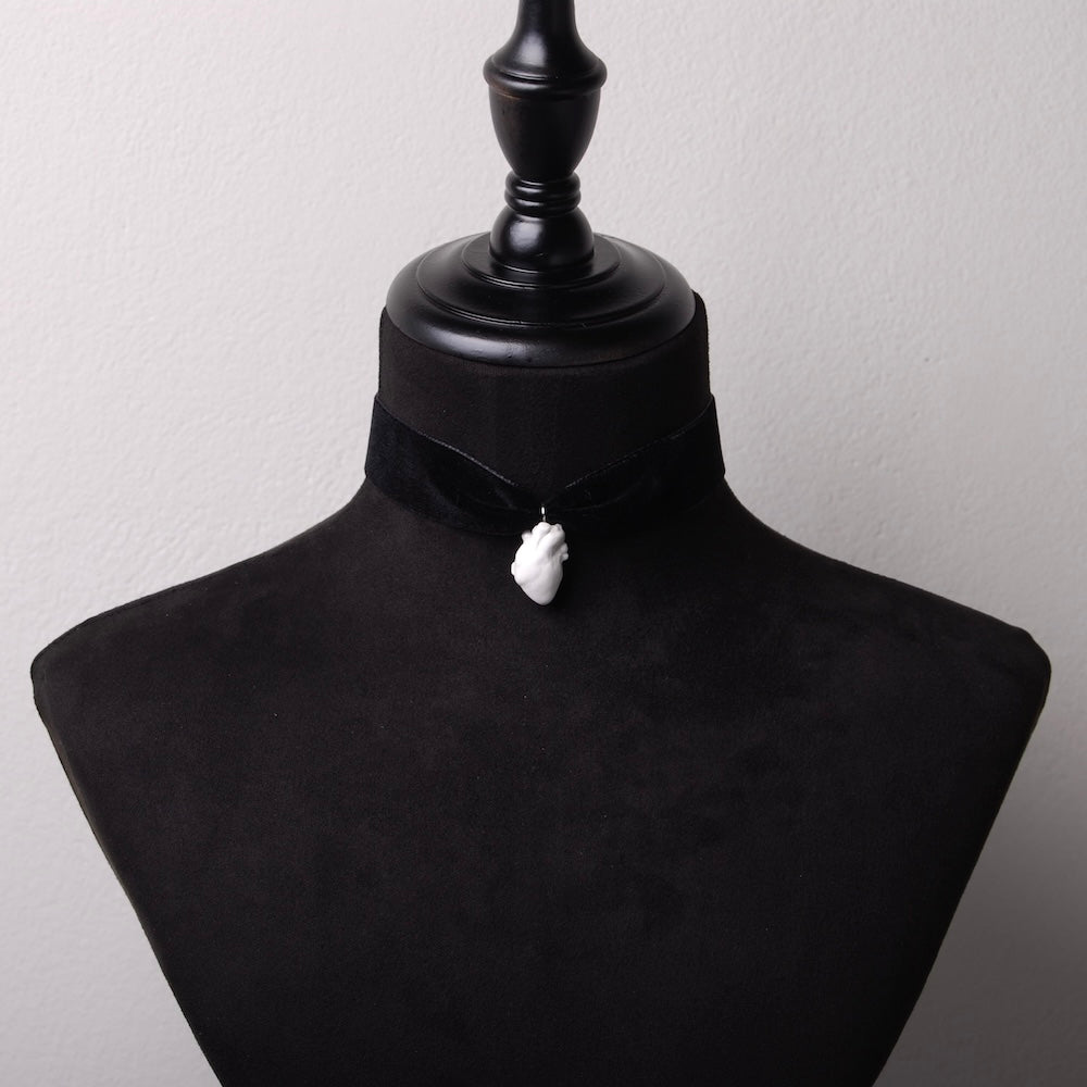 choker in velluto nero con pendente cuore anatomico nero su busto espositore in velluto nero