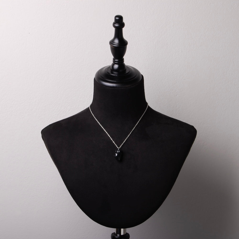 collana catena sottile con pendente cuore anatomico nero su busto espositore in velluto nero