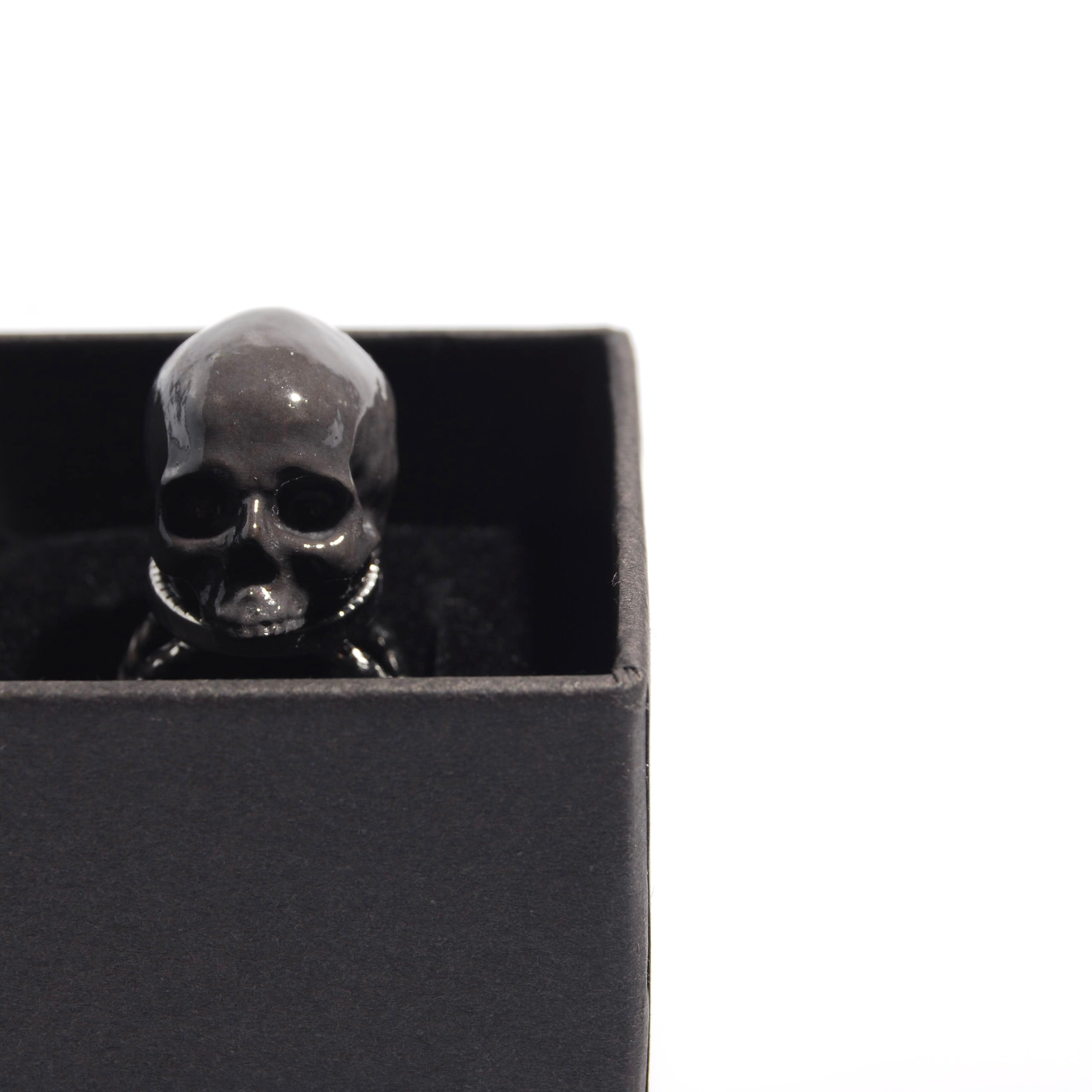 anello con teschio grigio scuro dentro una scatolina nera
